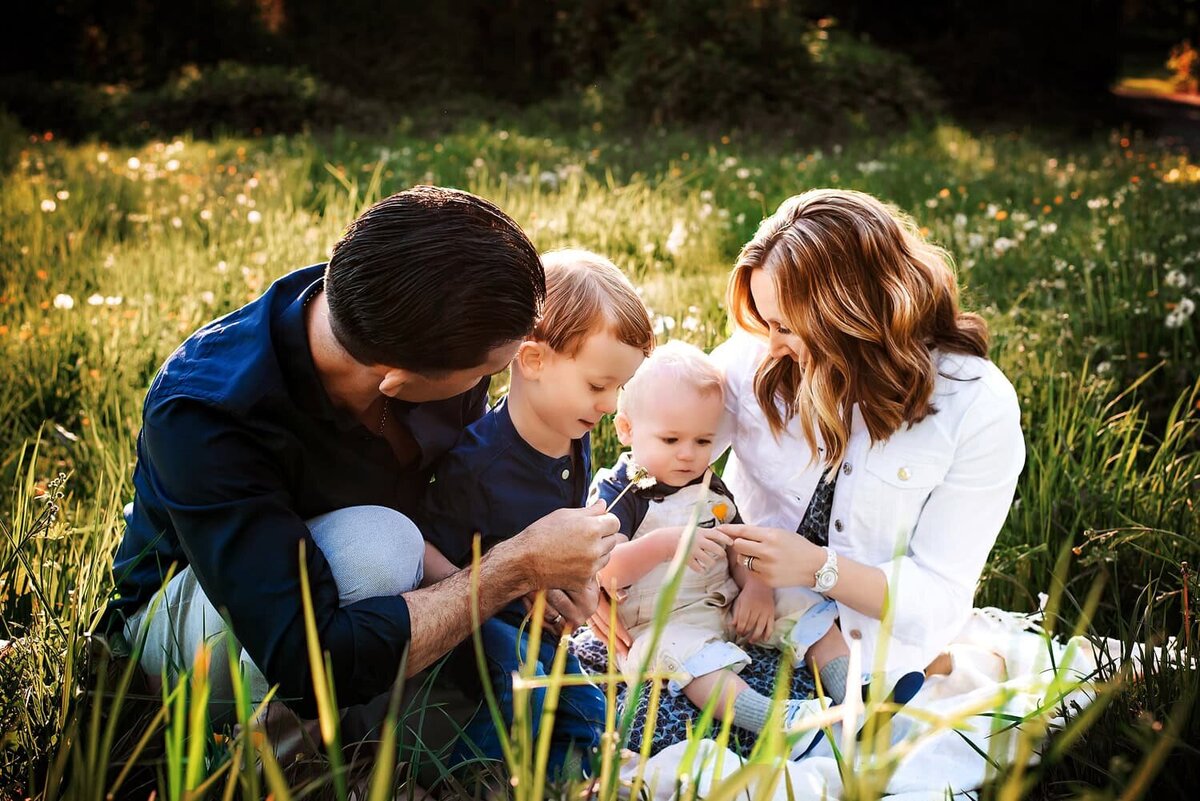 outdoor-family-photography_vancouver-fraser-valley_deer-lake-park_field-family-sitting