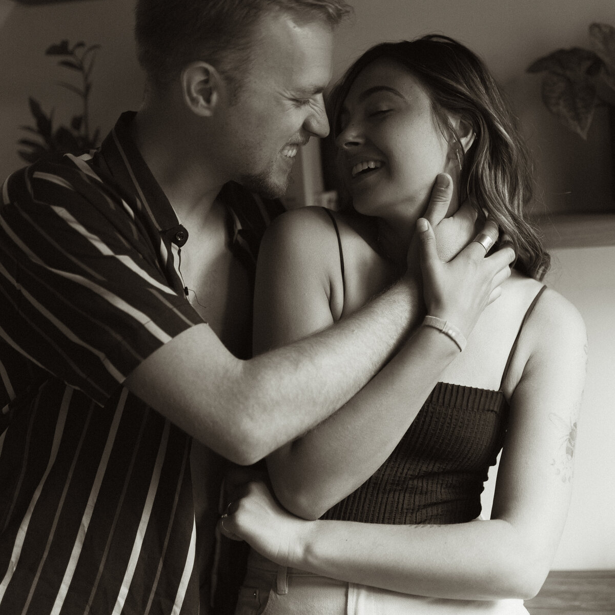 casualcouplesinhomesessionkansascityphotographer-66