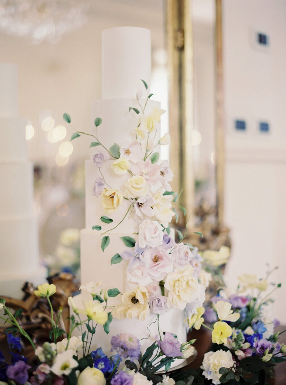 A wedding day photo of the reception cable covered in linens and candles at the wedding venue Villa Aura del Lago on Lake Como in Italy