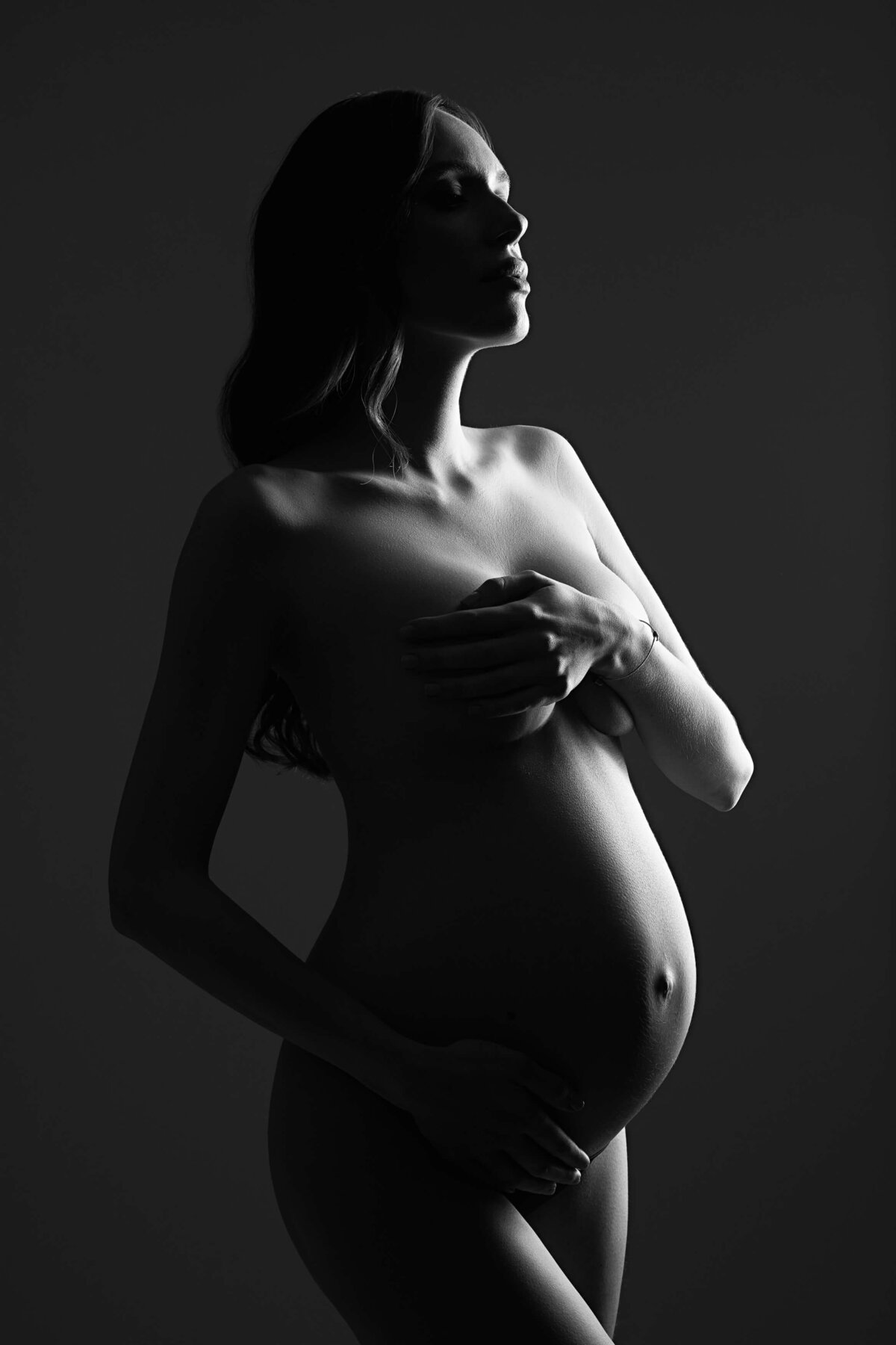 babybauchfotografie-bamberg-profil-dramatisches-licht-02.jpg