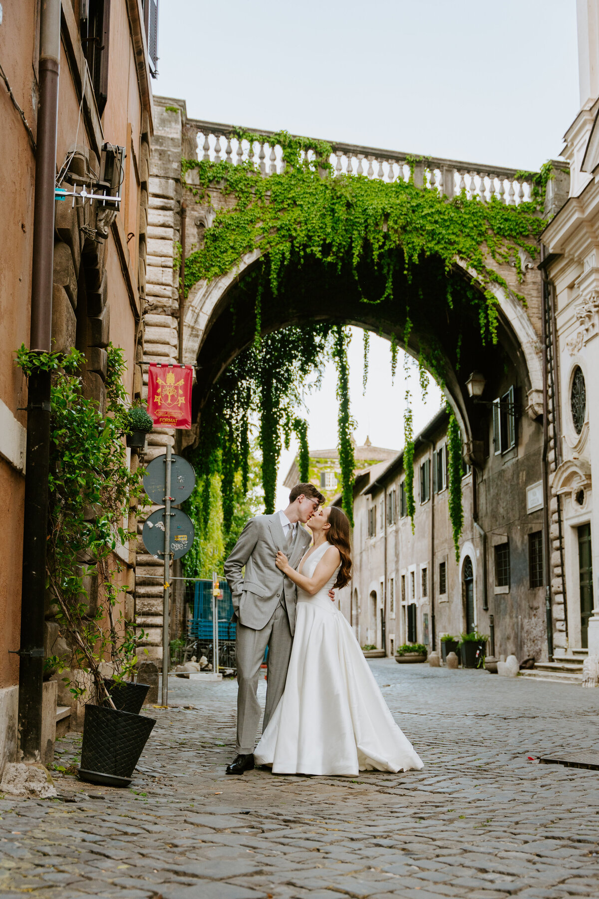 Romantic moment in a narrow Rome alleyway.