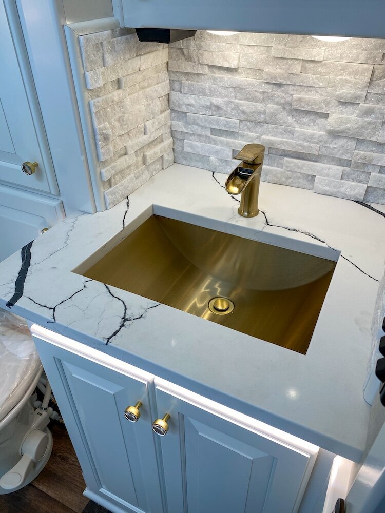 luxury-living-quarter-horse-trailers-trail-boss-conversions-bathrooms-9