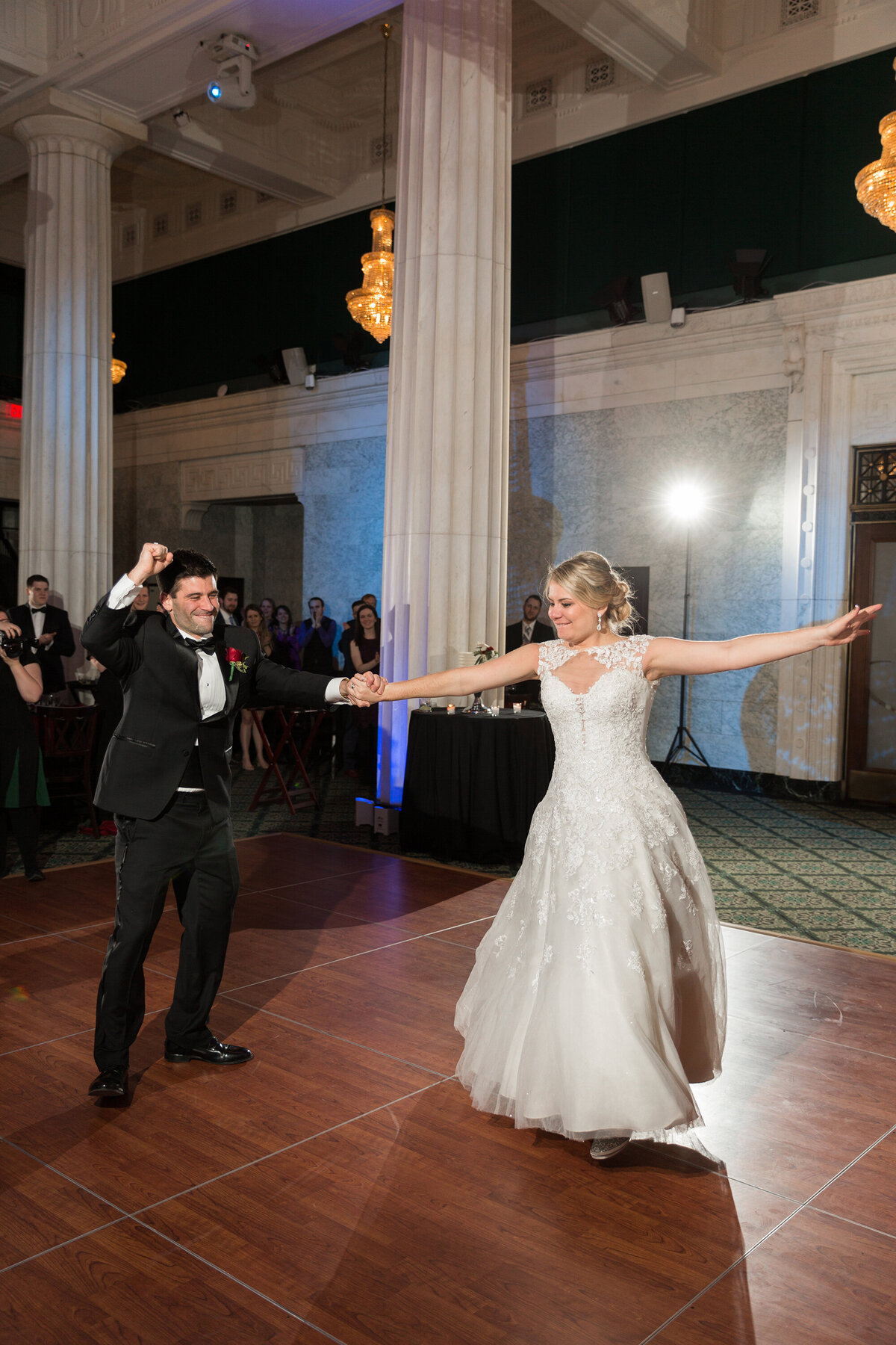 42-ballroom-at-mckay-grand-rapids-michigan-winter-wedding