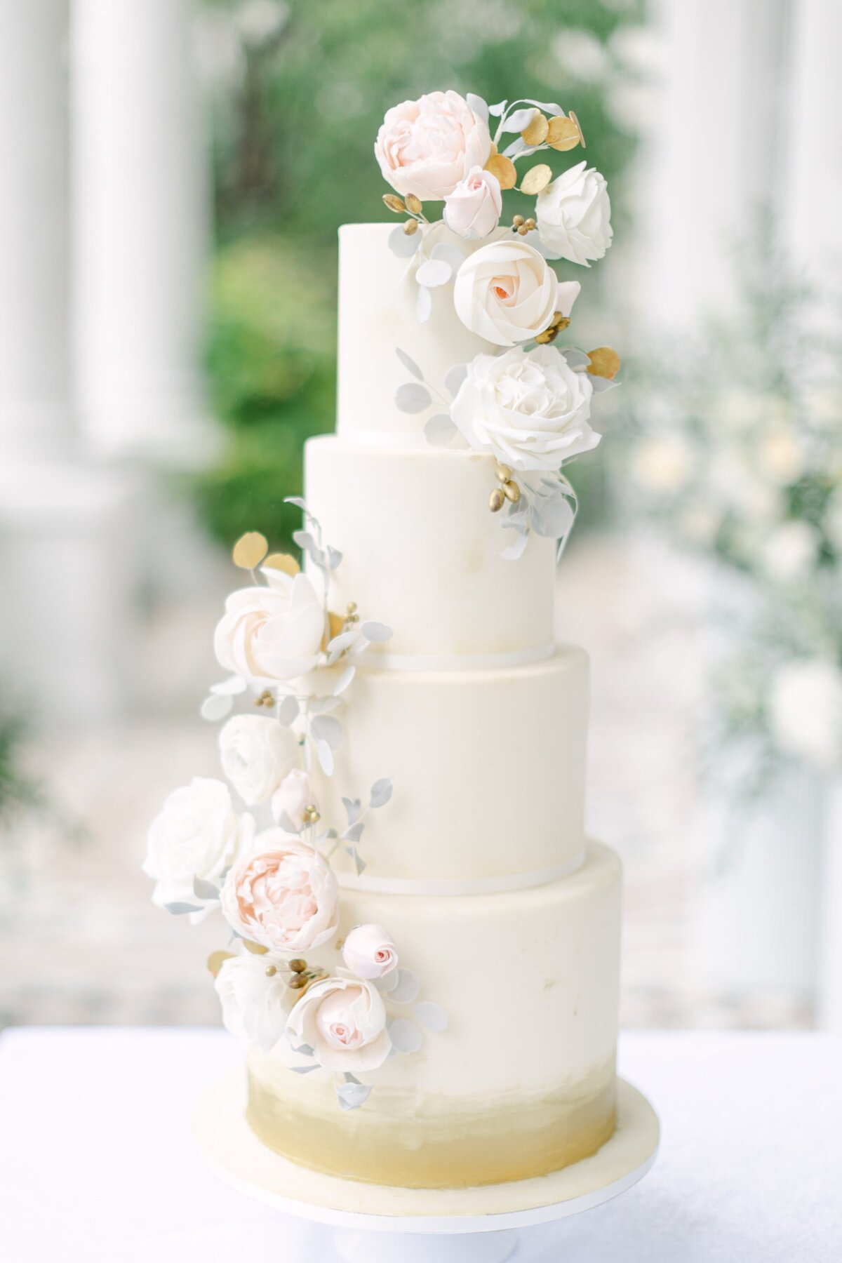 Luxury white wedding cake with sugar flowers, designed by ÈCLAT Destination Weddings Vienna