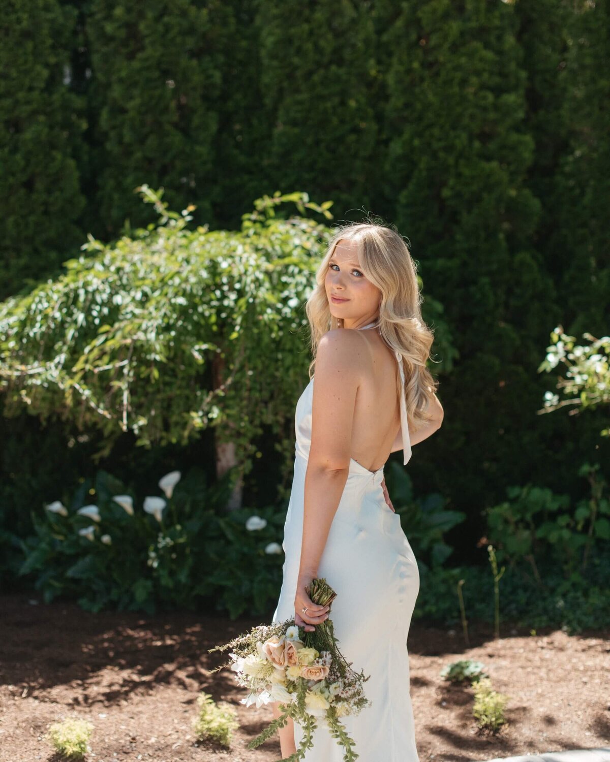 rachel-dale-photography-bride-holding-bouquet-back-view