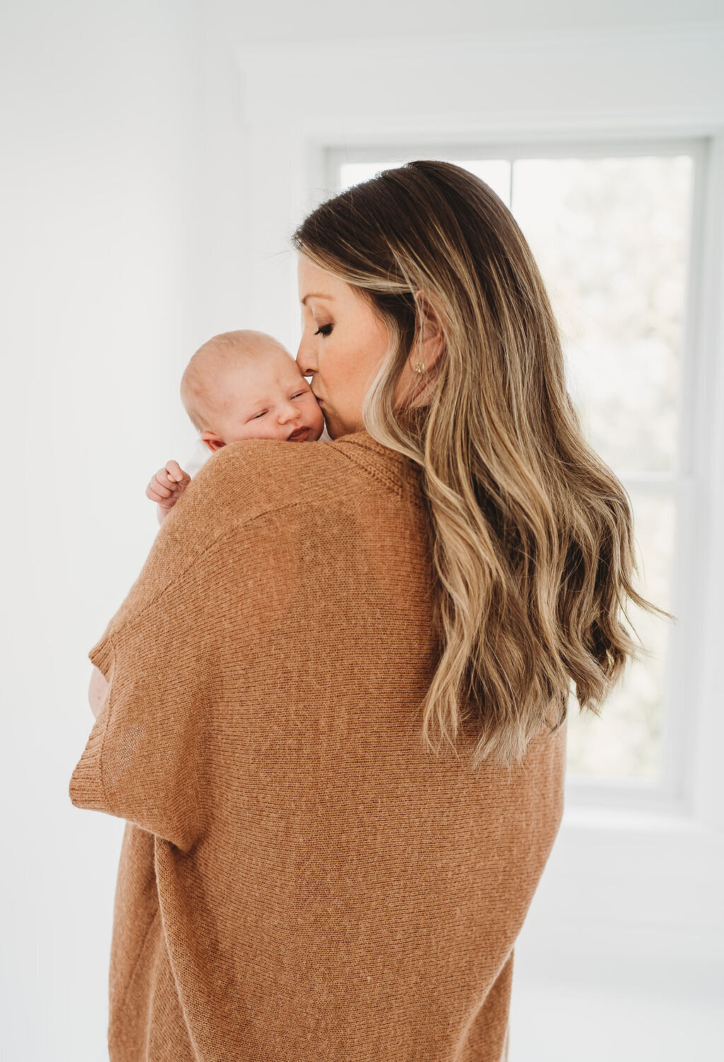 boston newborn photographer captures baby sleeping on moms shoulder