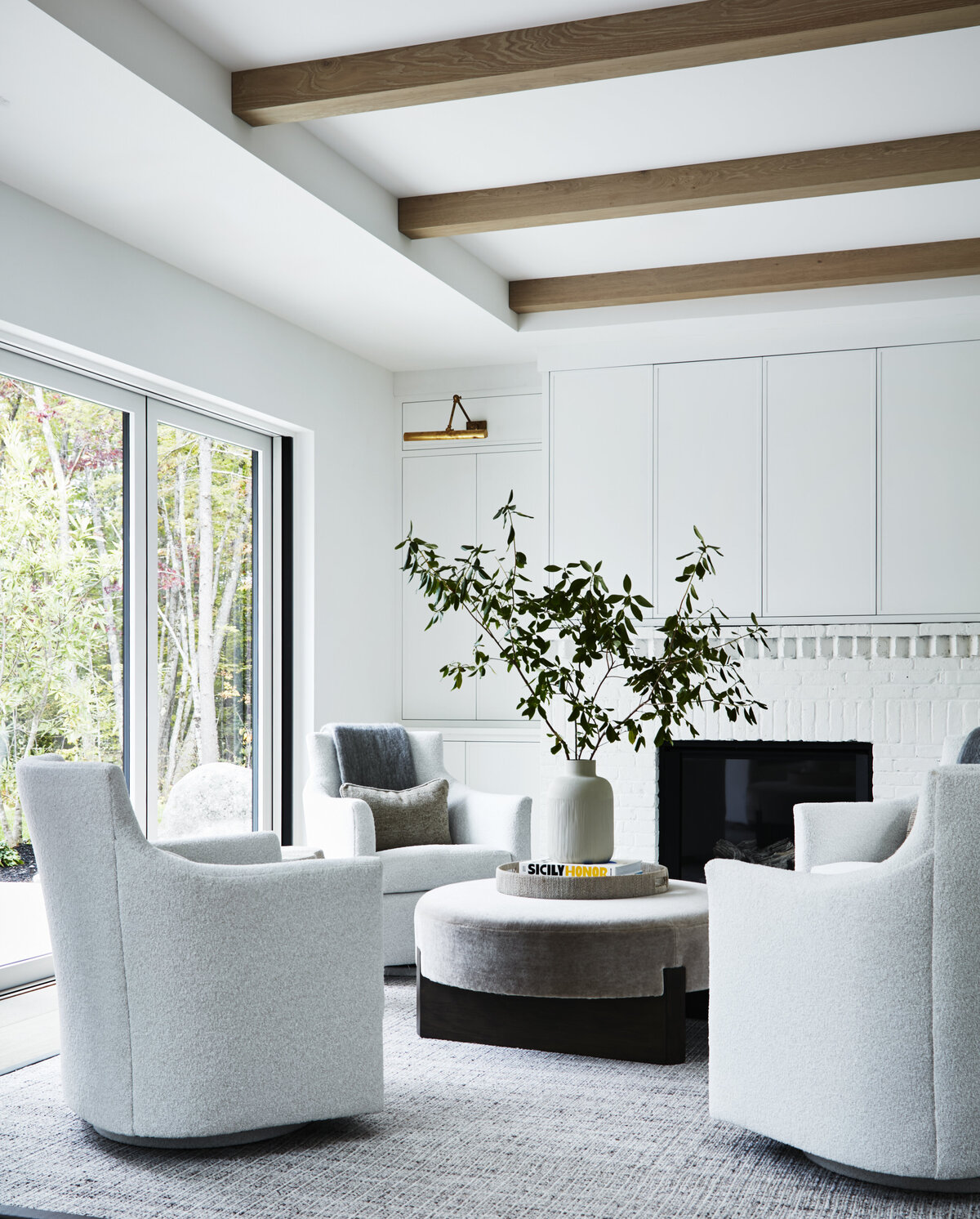 023-moody-sittin-area-coastal-contemporary