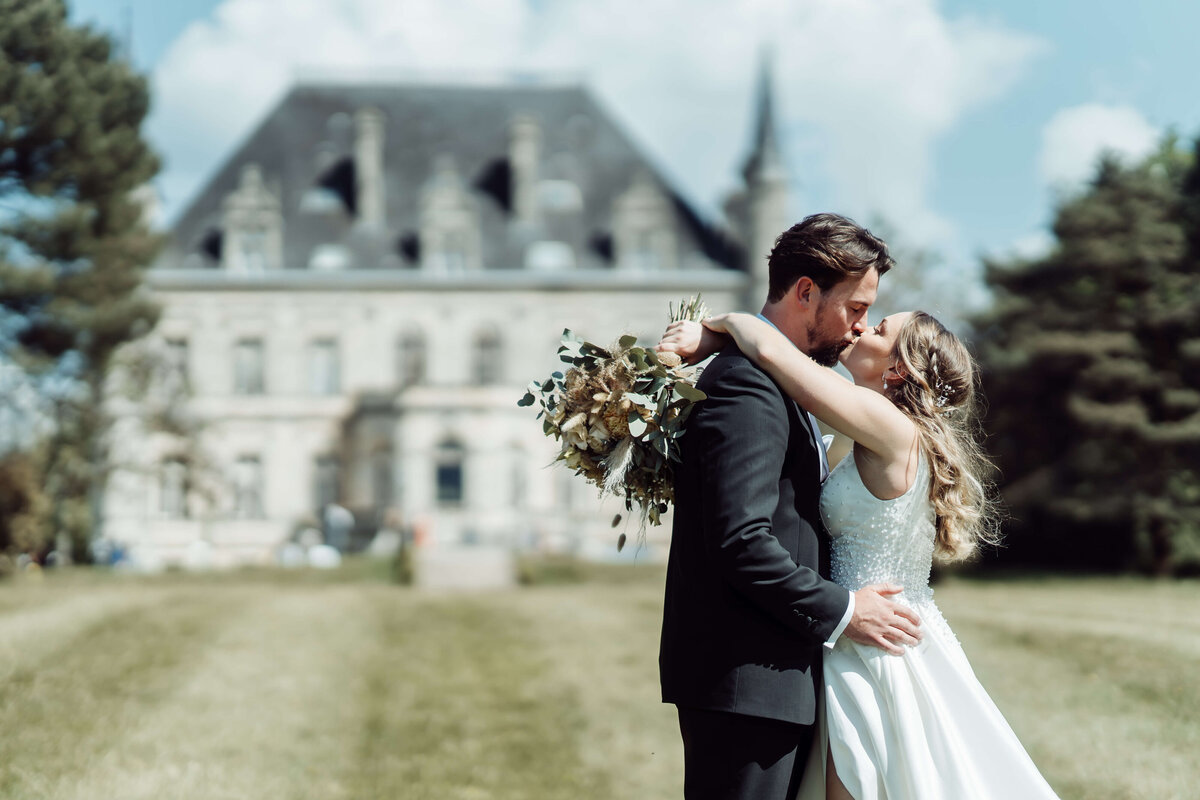 wedding-couple-kissing-chateaudelavalouze