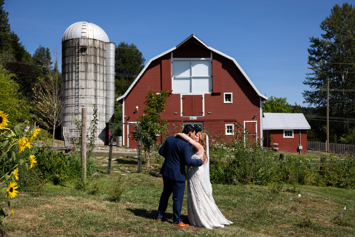 the-red-barn-farm-wedding-issaquah-photographer-005