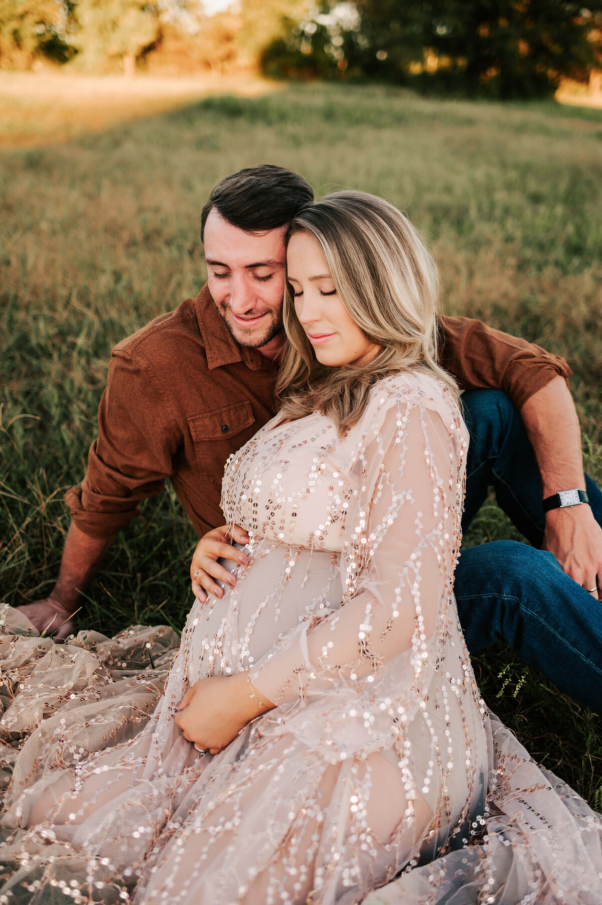 Springfield Mo maternity photographer Jessica Kennedy of The XO Photography of side profile of pregnant mom cuddling husband