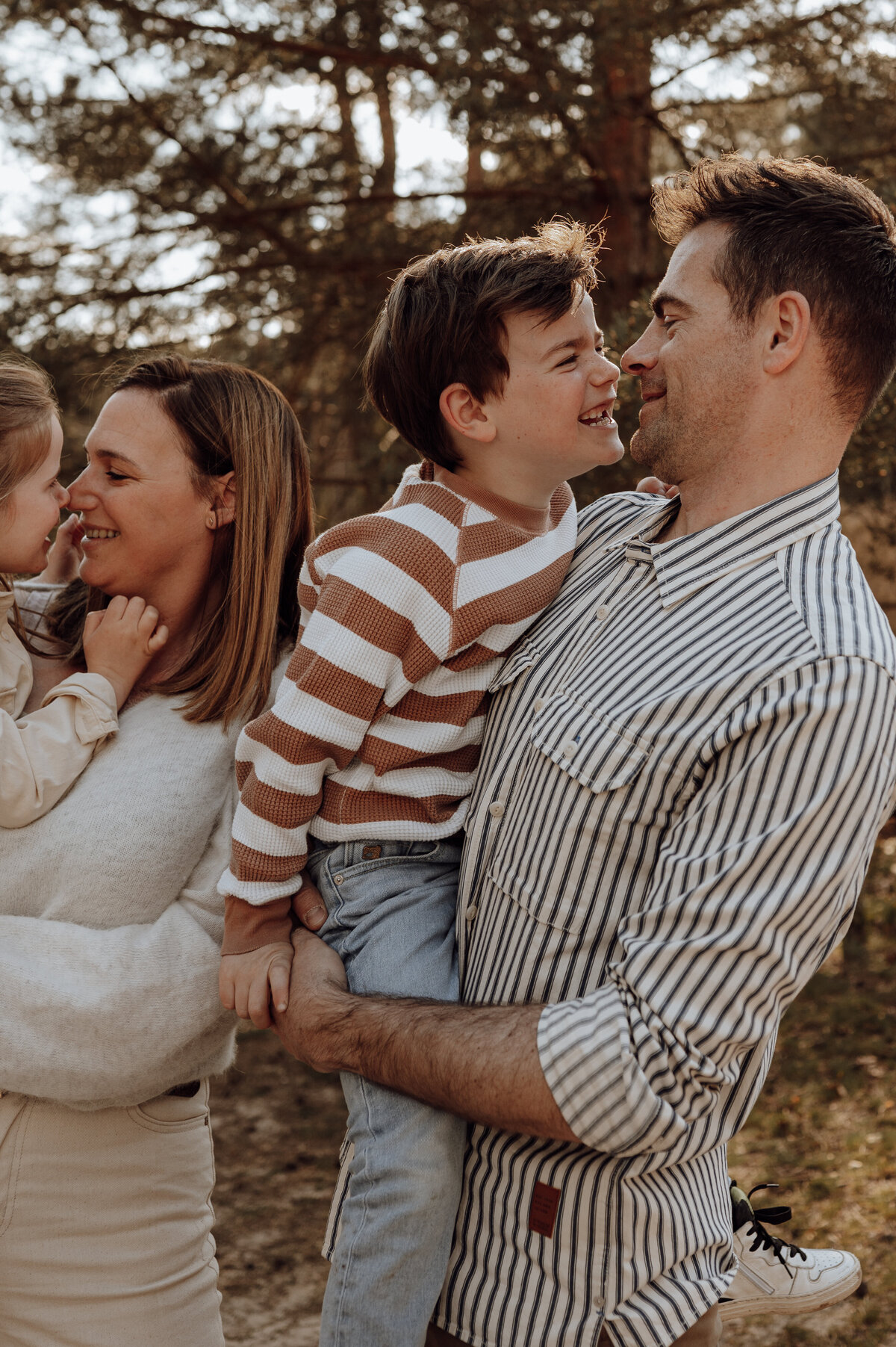 Gezin met twee jonge kindjes lachen tijdens familie fotoshoot in Antwerpen