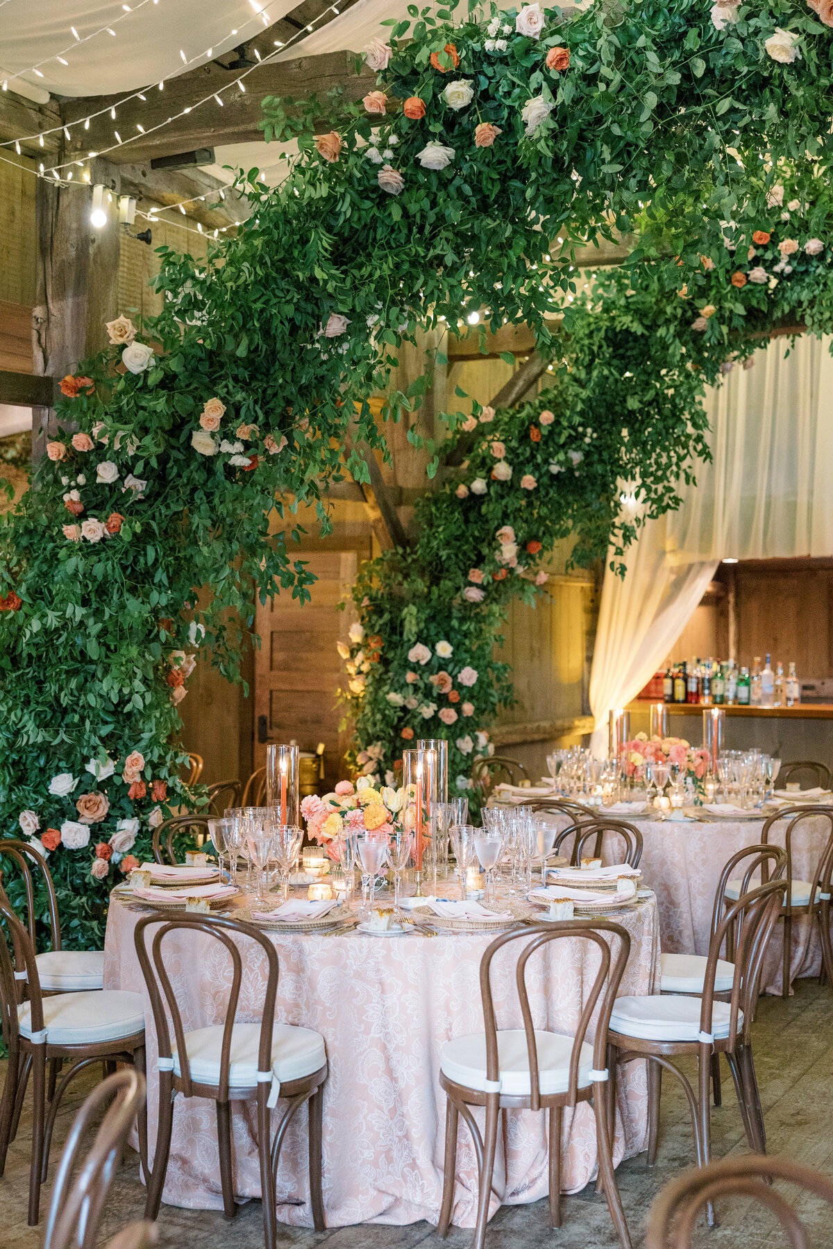 winvian-wedding-reception-tables-floral-arch