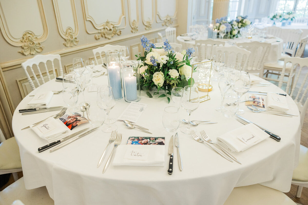 centre-de-table-decor-floral-bleu-pastel-et-blanc