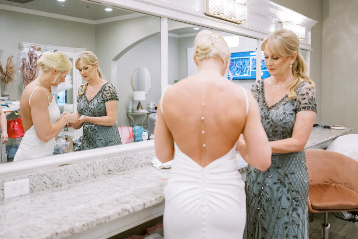 mom-helping-daughter-get-ready