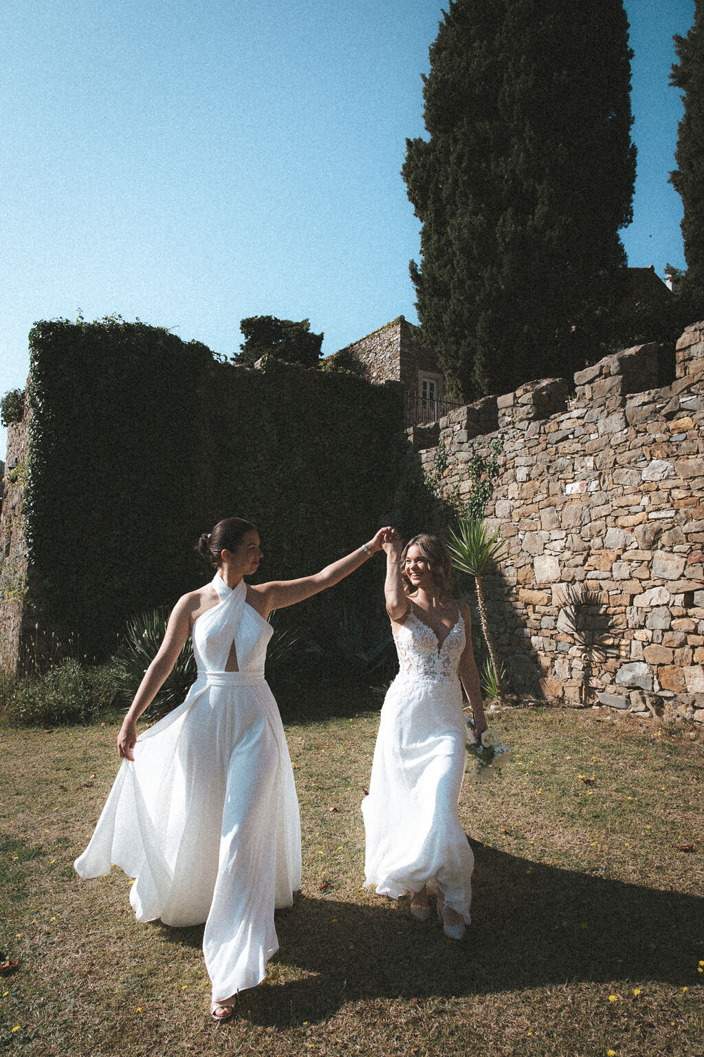bride-and-bridesmaids-garden-chateau-d-agel5