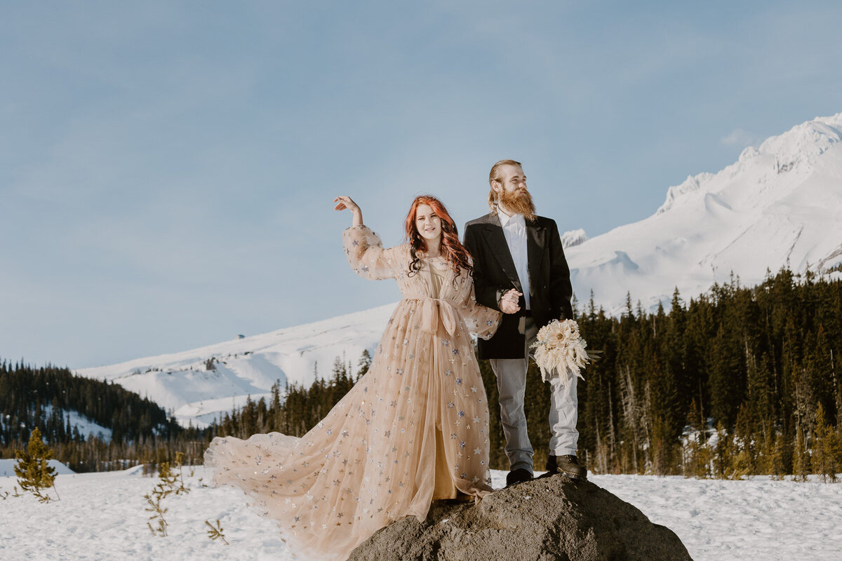 mt hood elopement in the snow by lindsey wickert