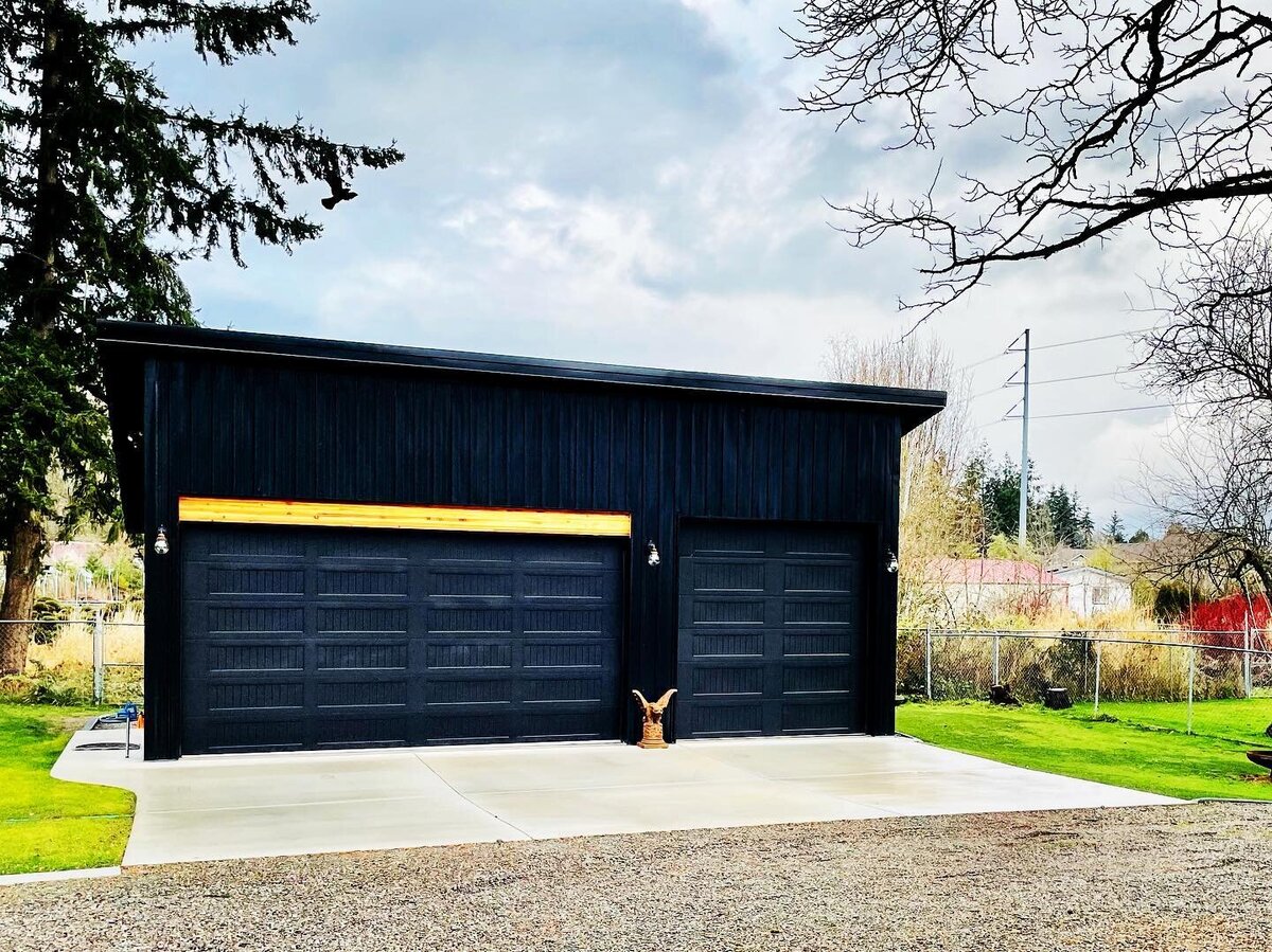 Black garage built by Northwest Pole Structures