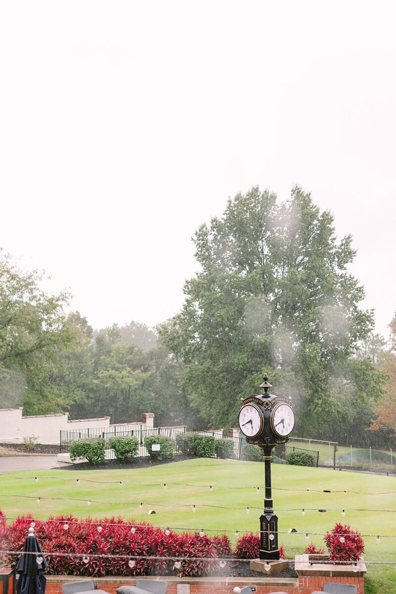 bride-and-groom-rainy-umbrella-evansville-country-club02