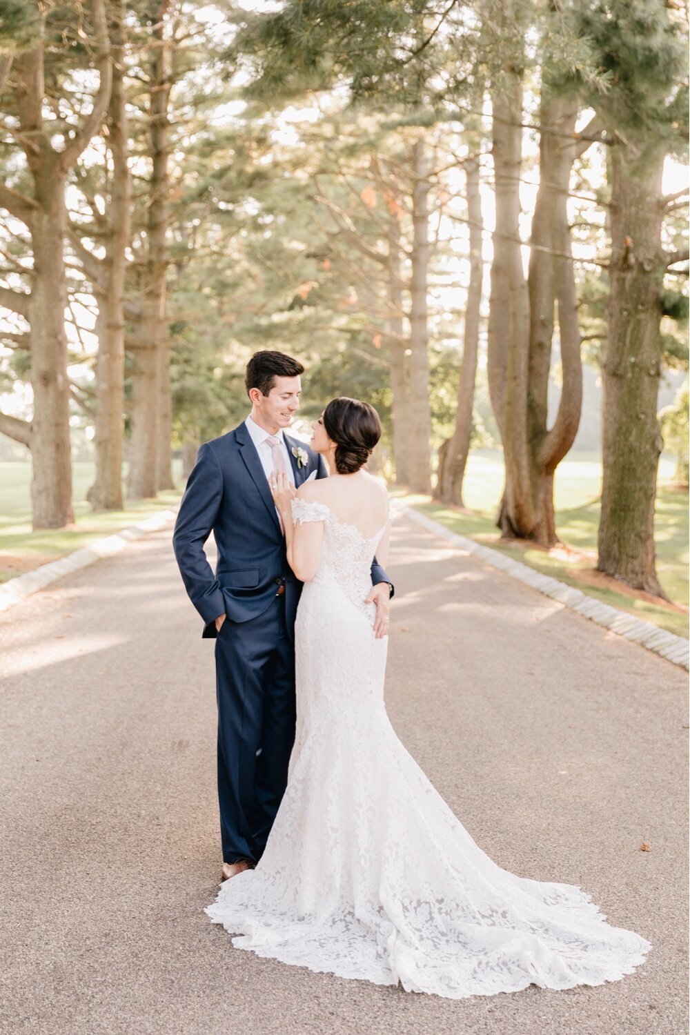 241_romantic-wedding_philadelphia-wedding-photographer_light-and-airy_elegant-wedding-gown