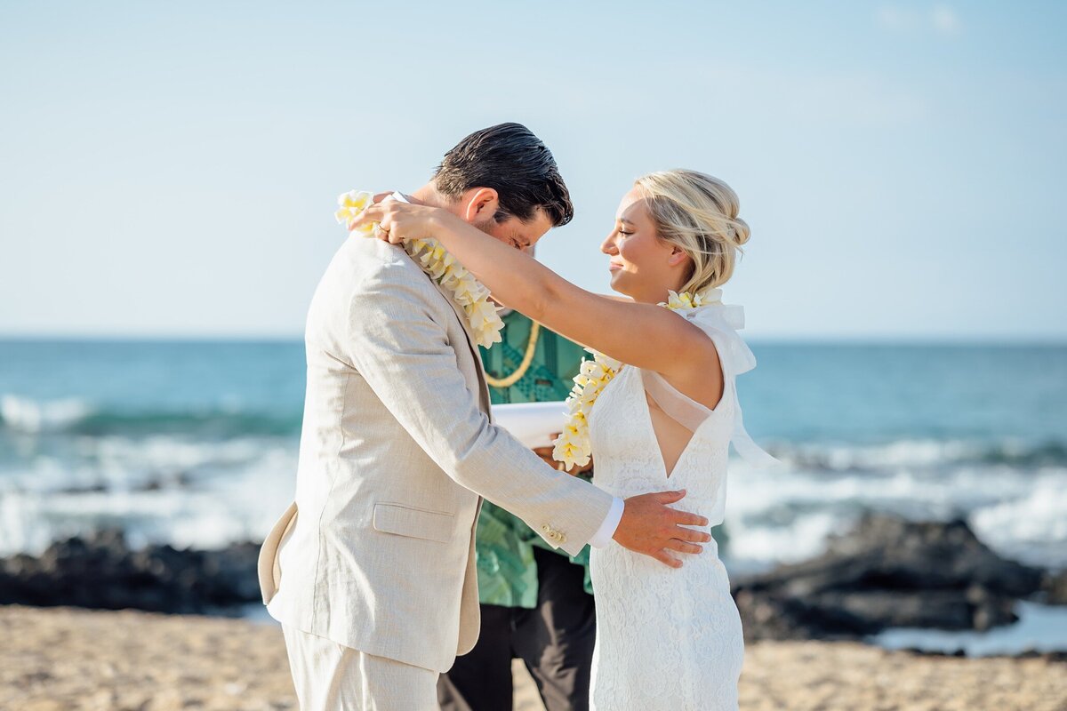 mahaiula-beach-elopement_0024