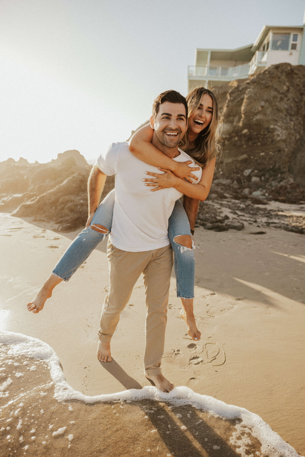 laguna-beach-engagement-photoshoot-candid-poses