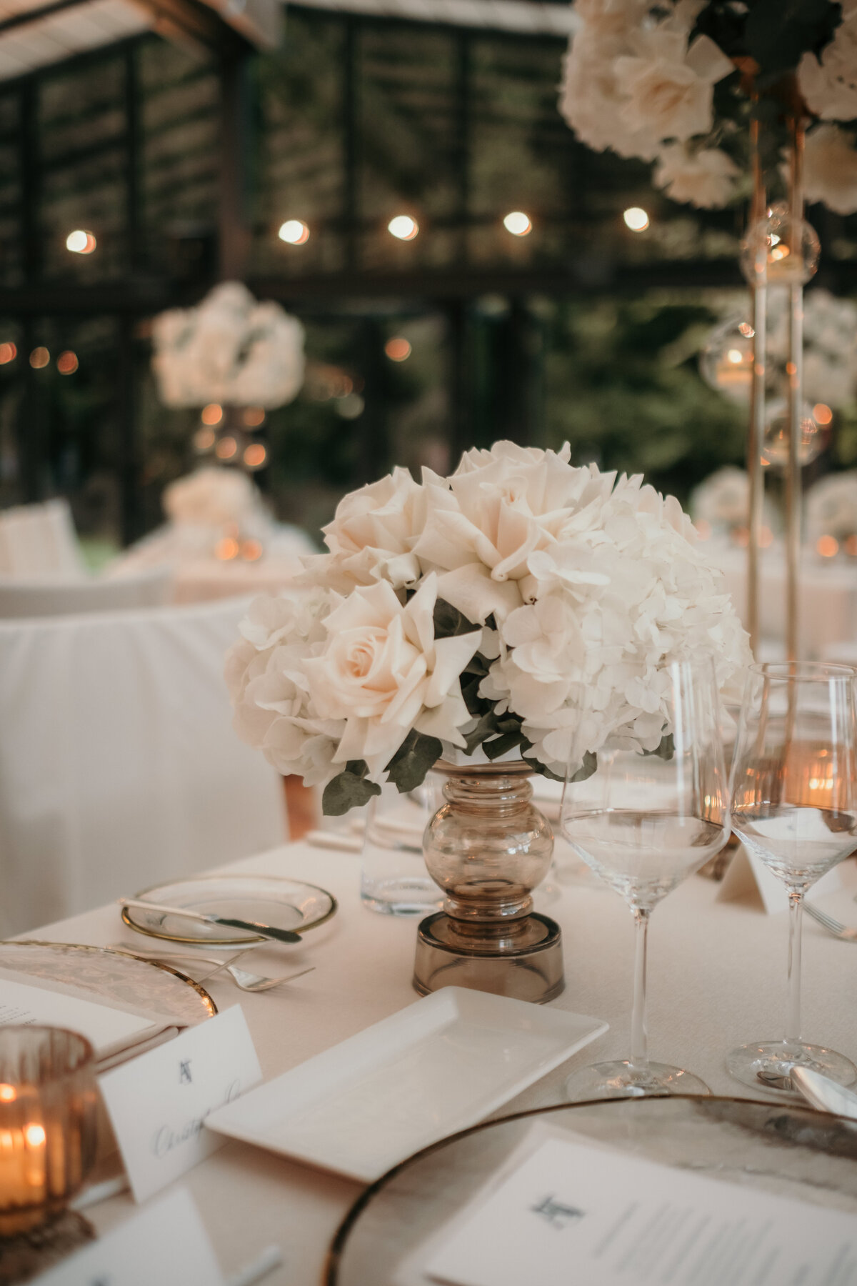 Detailshot of the flower arrangement on the tables.