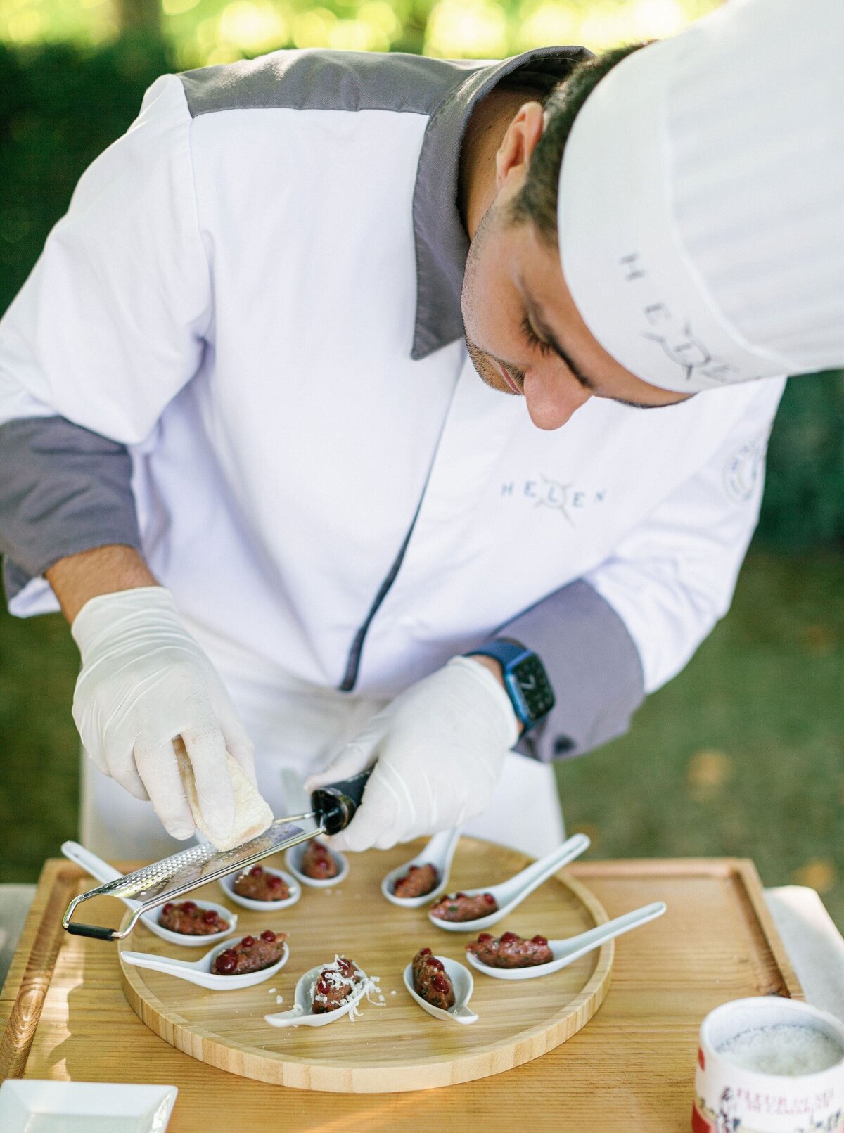 Chef-preparing-cocktail-canapes