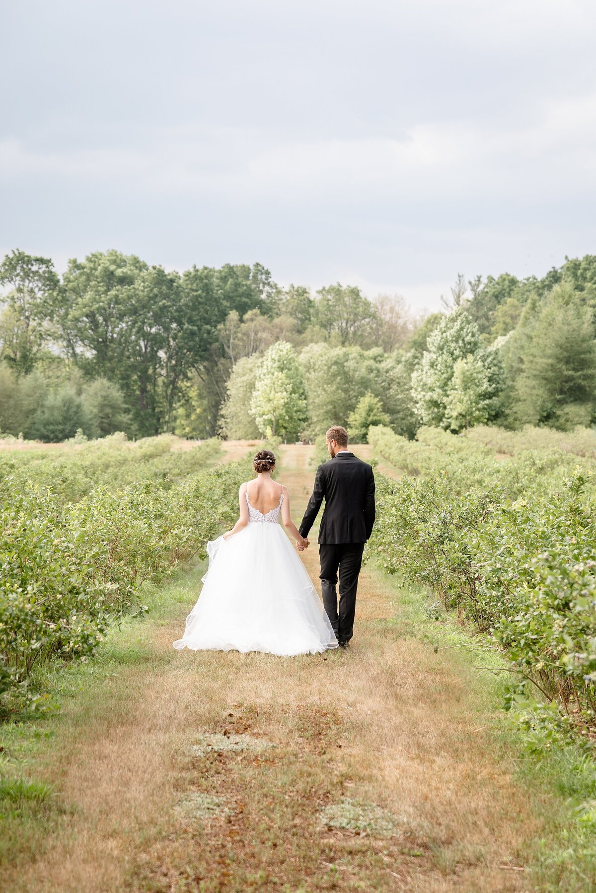 Intimate Arrowwood Farms Harvest Table Wedding | Dylan & Sandra Photography -26