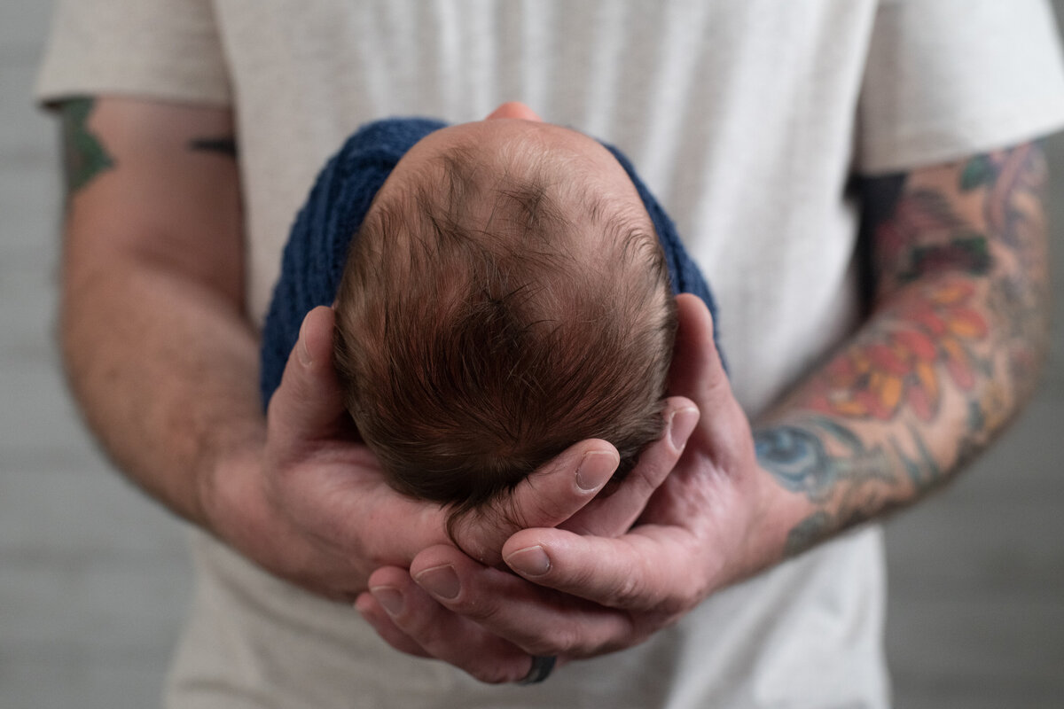 newborn-baby-tattooed-dad-cuyahoga-falls-photographer
