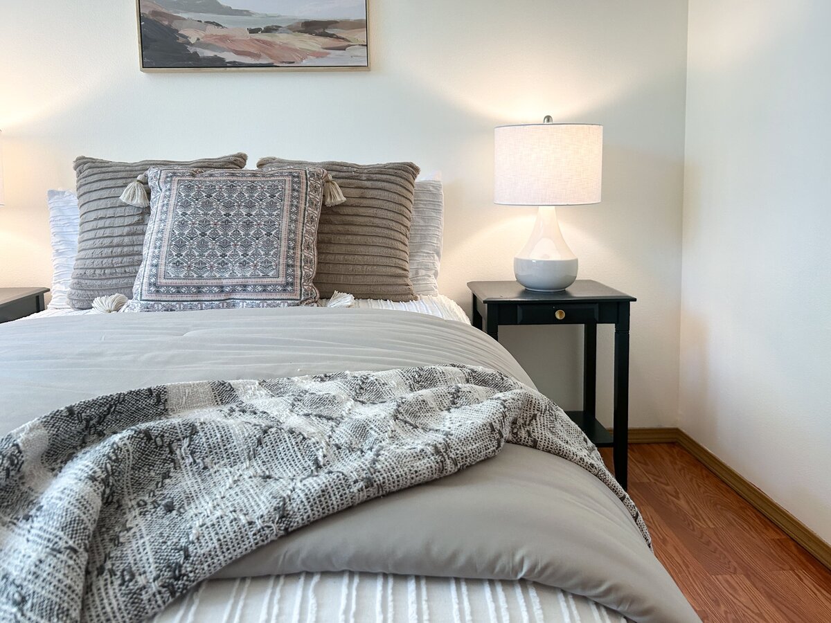 occupied-staging-stanwood-guest-bedroom-modernmollusk-2