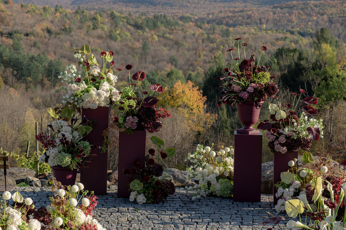 modern-burgundy-wedding-ceremony-flowers-chateau-sainte-agnes