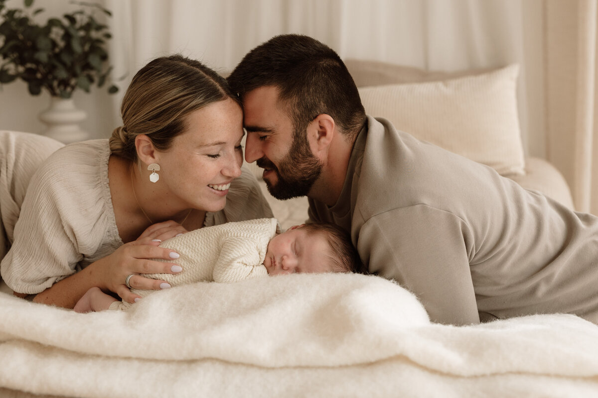 newborn fotograaf - gezinsfotograaf - zwangerschapsfotografie - videograaf - Sint-Niklaas - Pictures by Jess - Mama en baby shoot