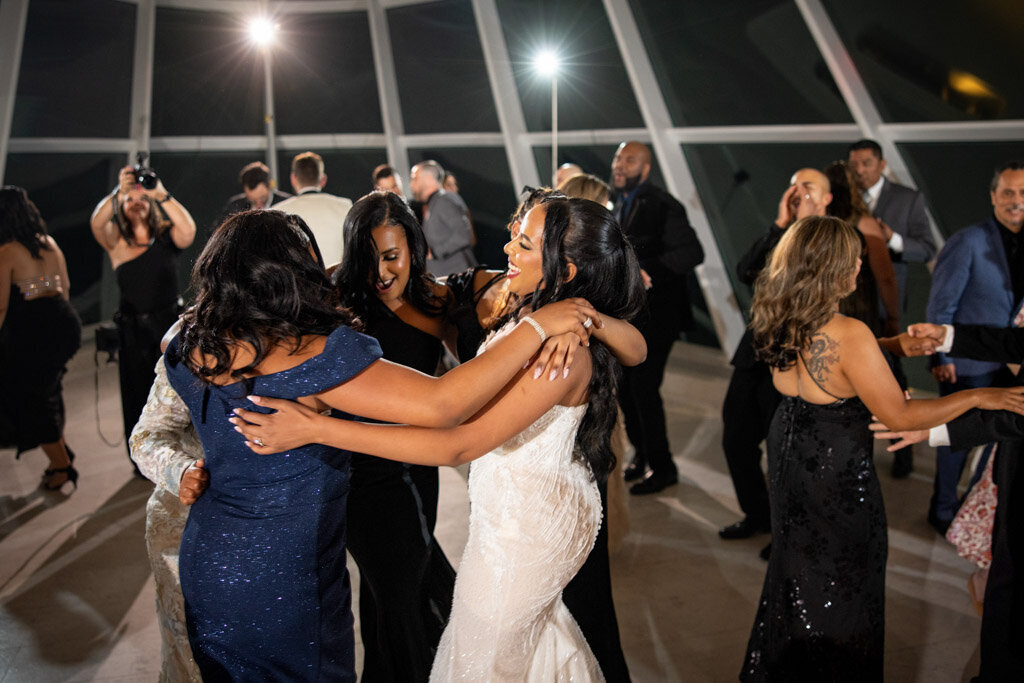 151-Milwaukee-Art-Mueseum-Wedding-Lauren-Ashley-Studios