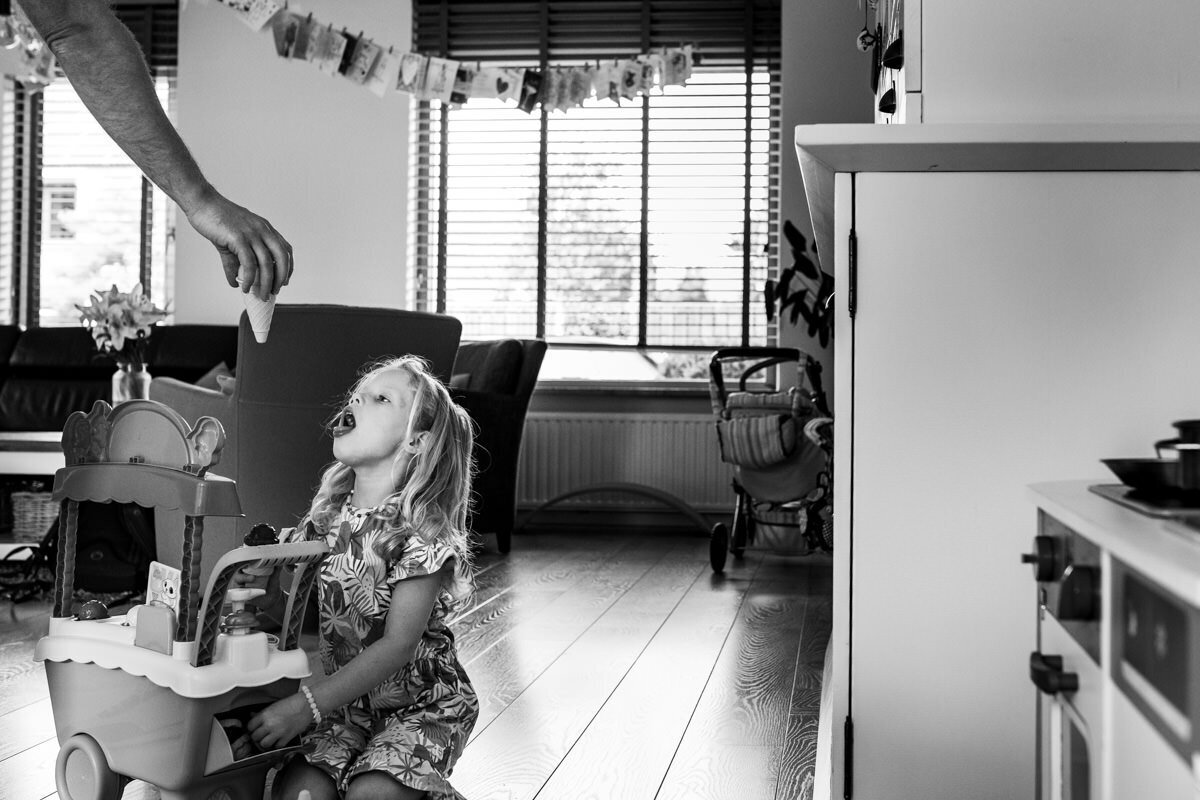 kindje speelt ijscoman