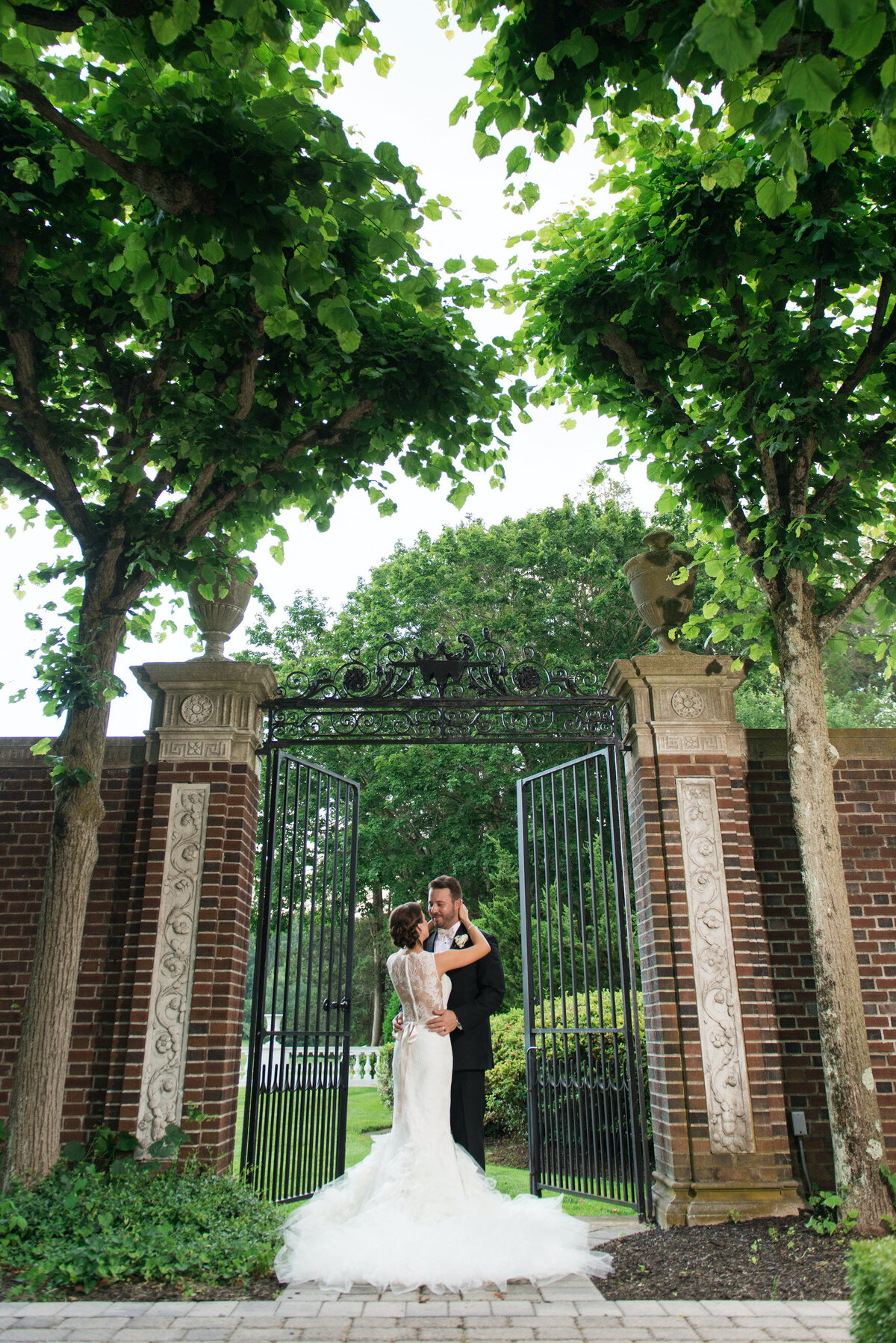 bride and groom kissing in the gateway at de Seversky Mansion