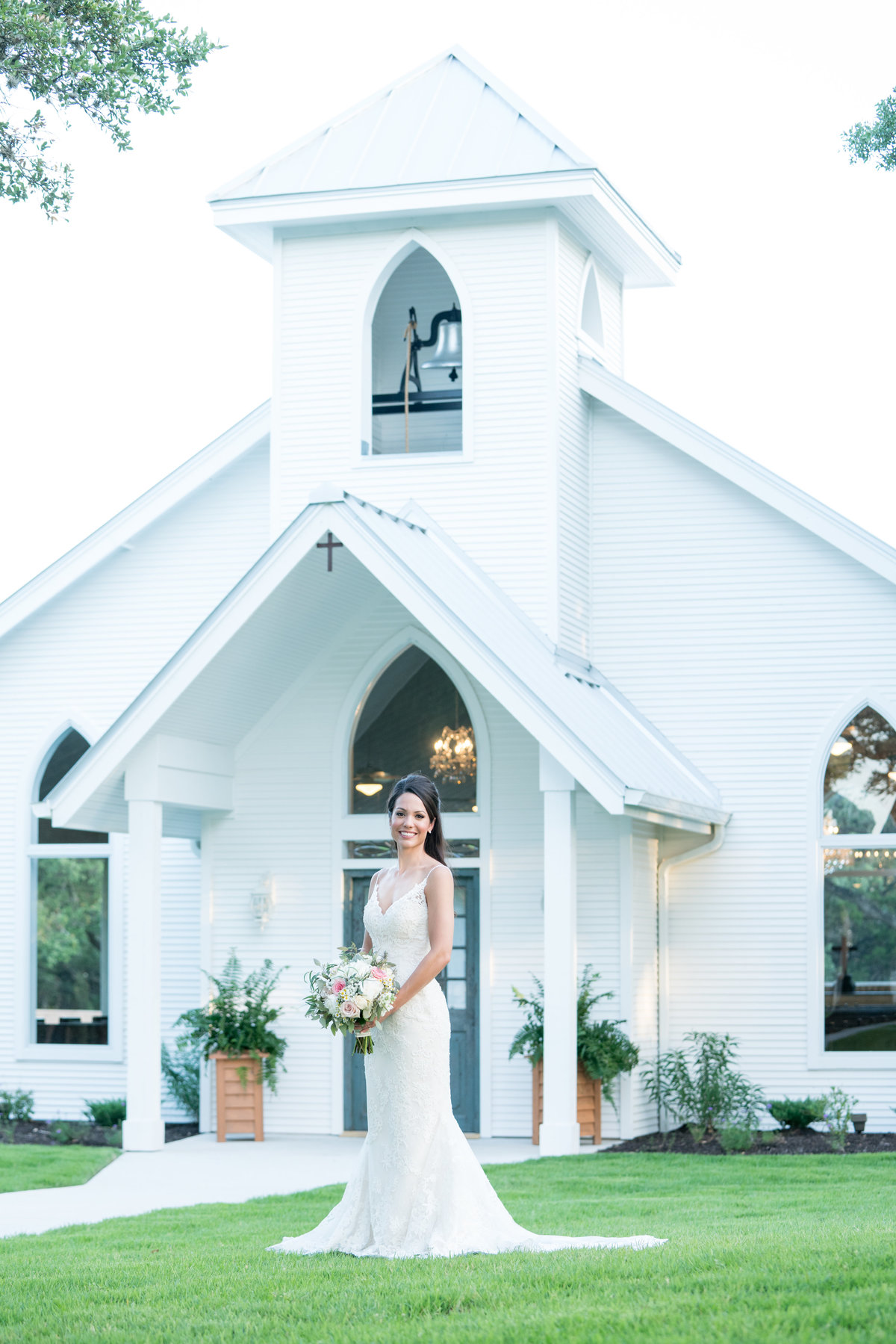Austin wedding photographer chandelier of gruene bride chapel