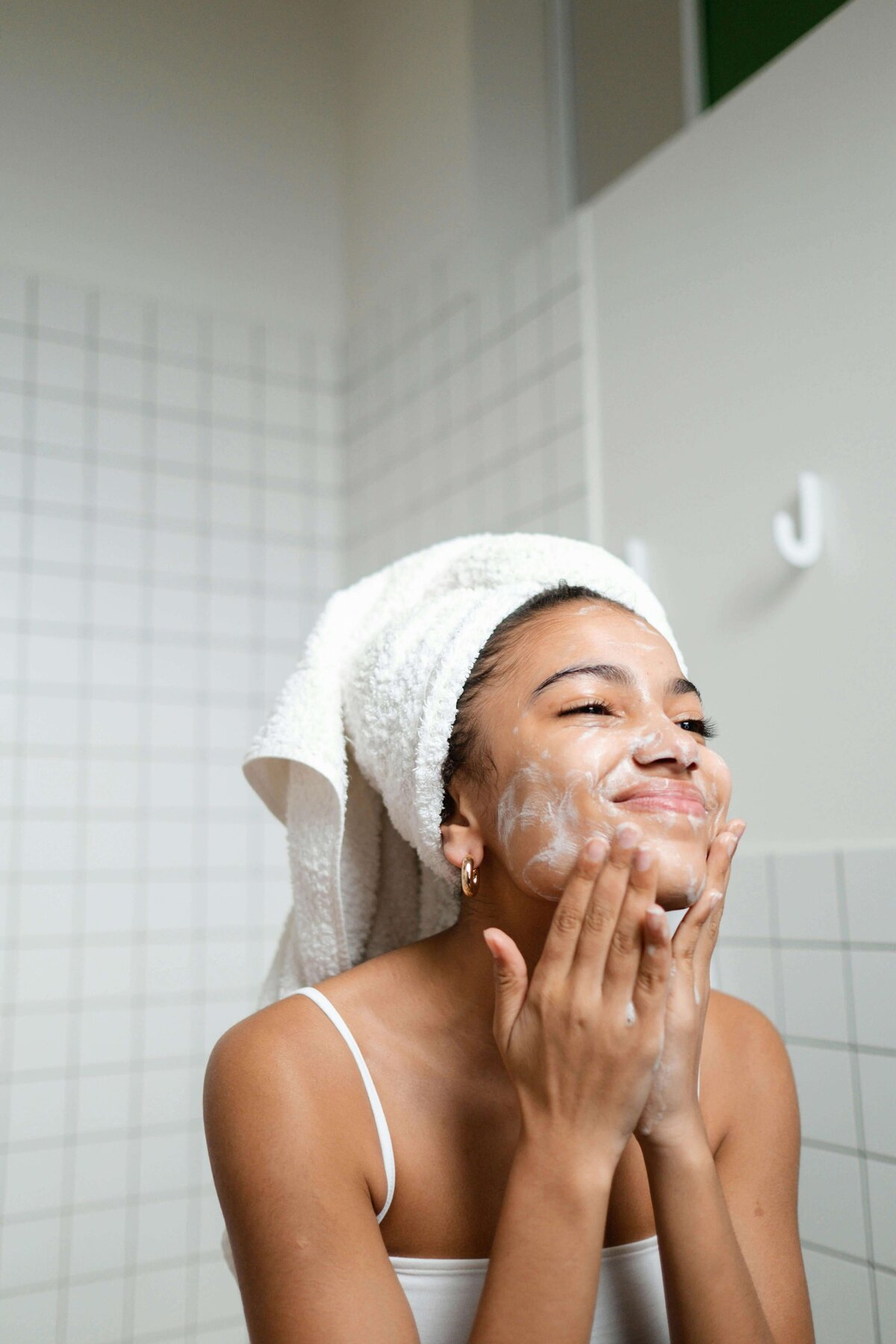 women cleansing skin with non-toxic face wash