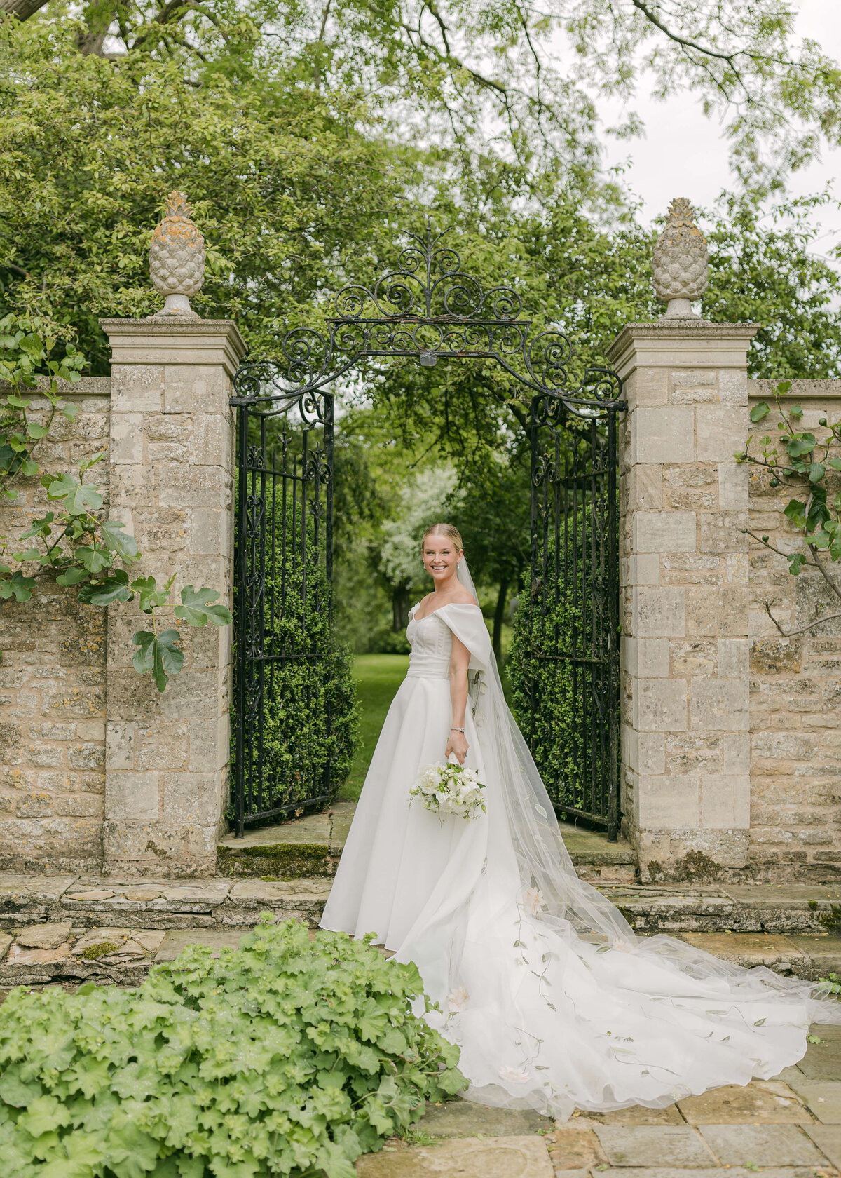 chloe-winstanley-weddings-cotswolds-cornwell-manor-monique-lhuillier-dress-bridal-portrait-garden