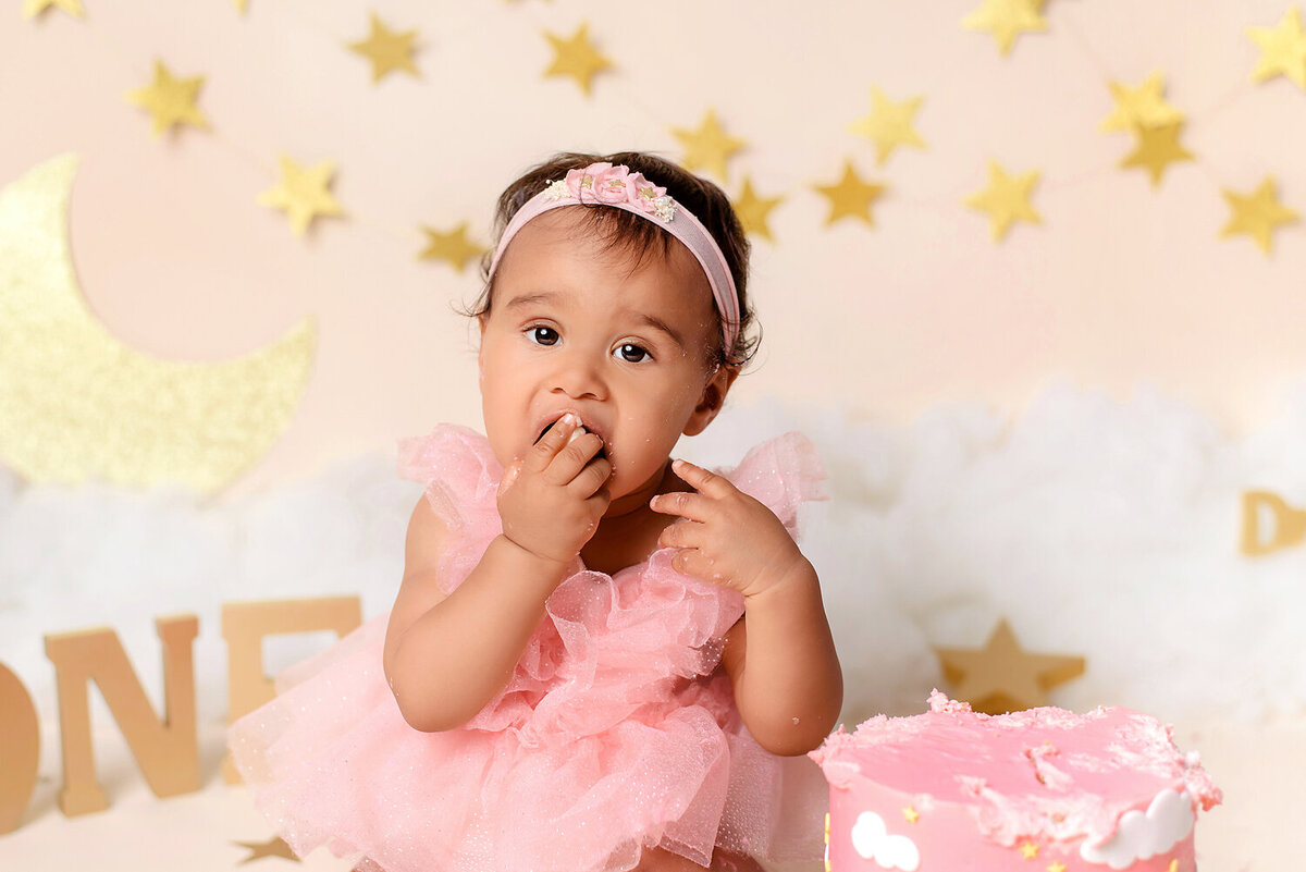 mobile-inhome-cakesmash-photography_vancouver-fraser-valley_first-birthday-pink-white-stars-clouds-theme03