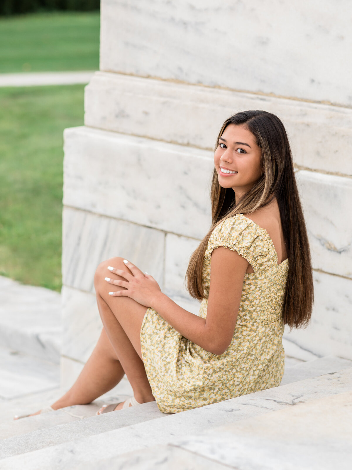 girl sitting on steps at cleveland art museum for senior photos