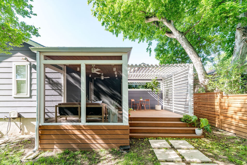 hello-home-modern-backyard-screened-porch-with-pergola-3