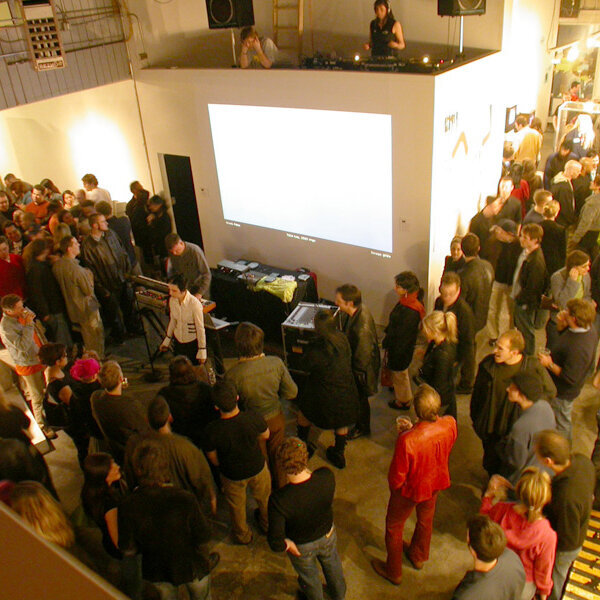 intro_crowd_o