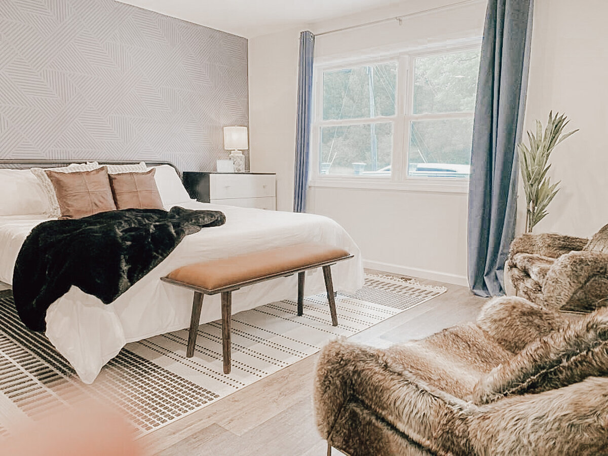 Kelly DeTommaso Elegant Transitions Model 55 Pocono Mountains AirBnB Home Staging (7)