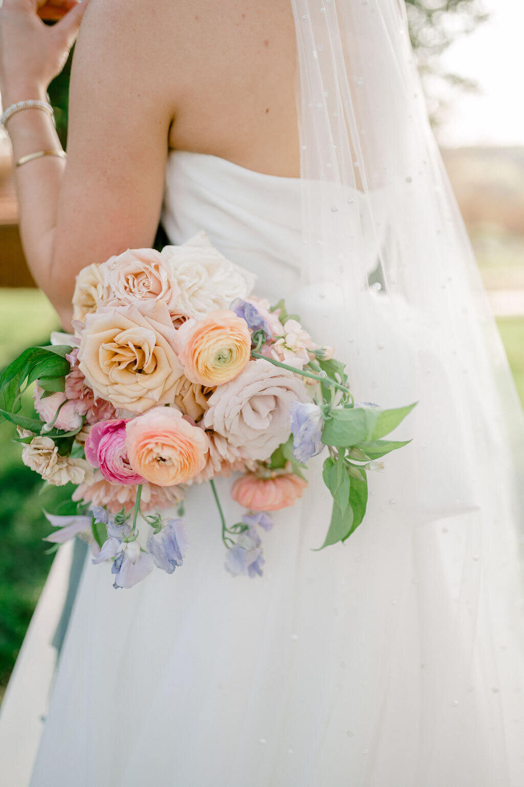 peach and pink wedding bouquets