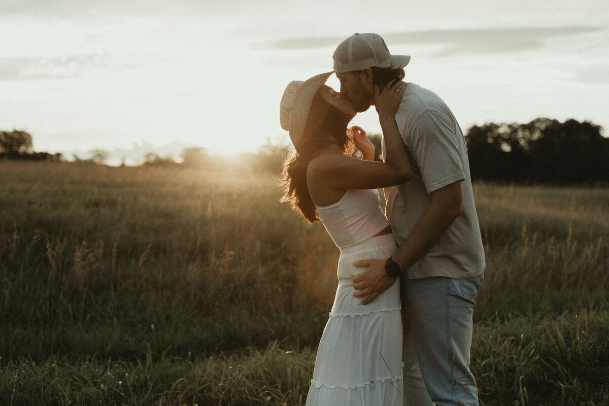 Wildflowercouplessessionwithtruck_emilyarwinephoto-209