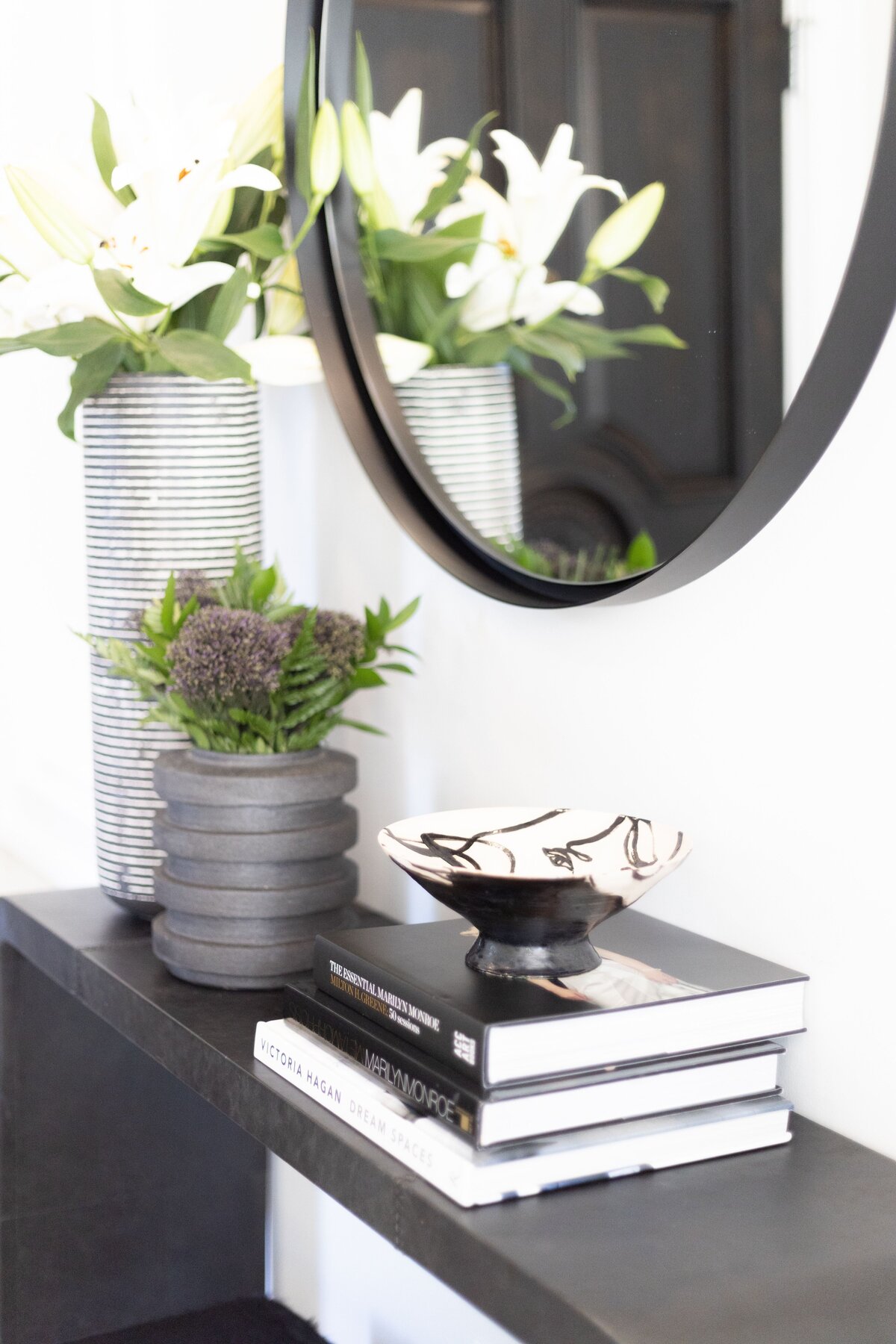 stylish-entryway-decor-with-mirror-and-flowers