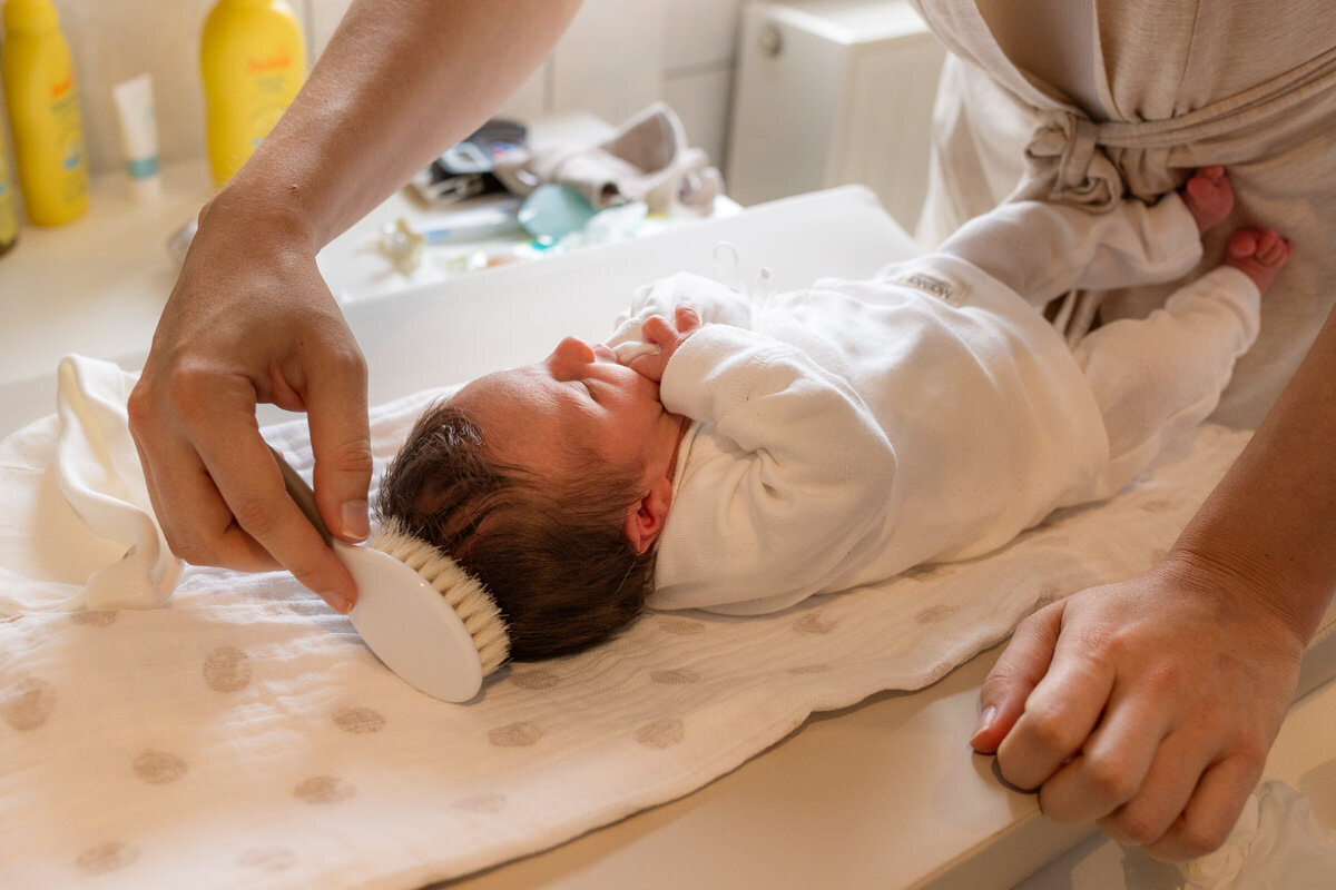 kraamweek foto mama borstelt haren baby