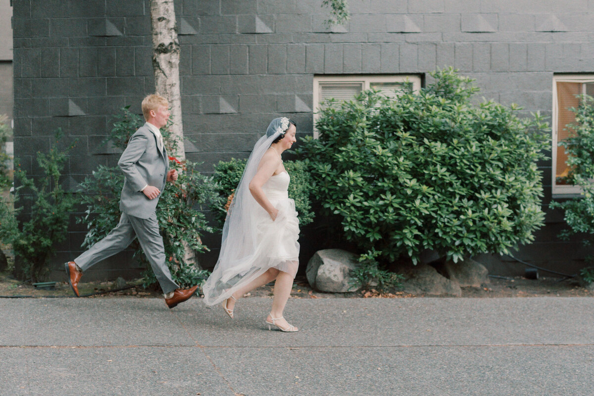 Seattle-wedding-photographer-rainier-chapter-house-131
