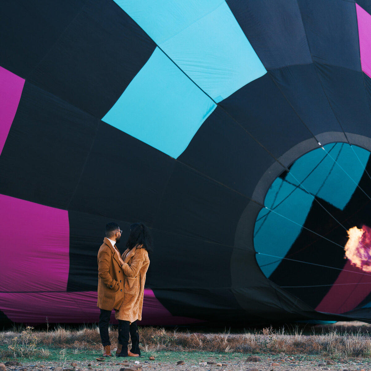 couple-hot-air-balloon-brown-coats