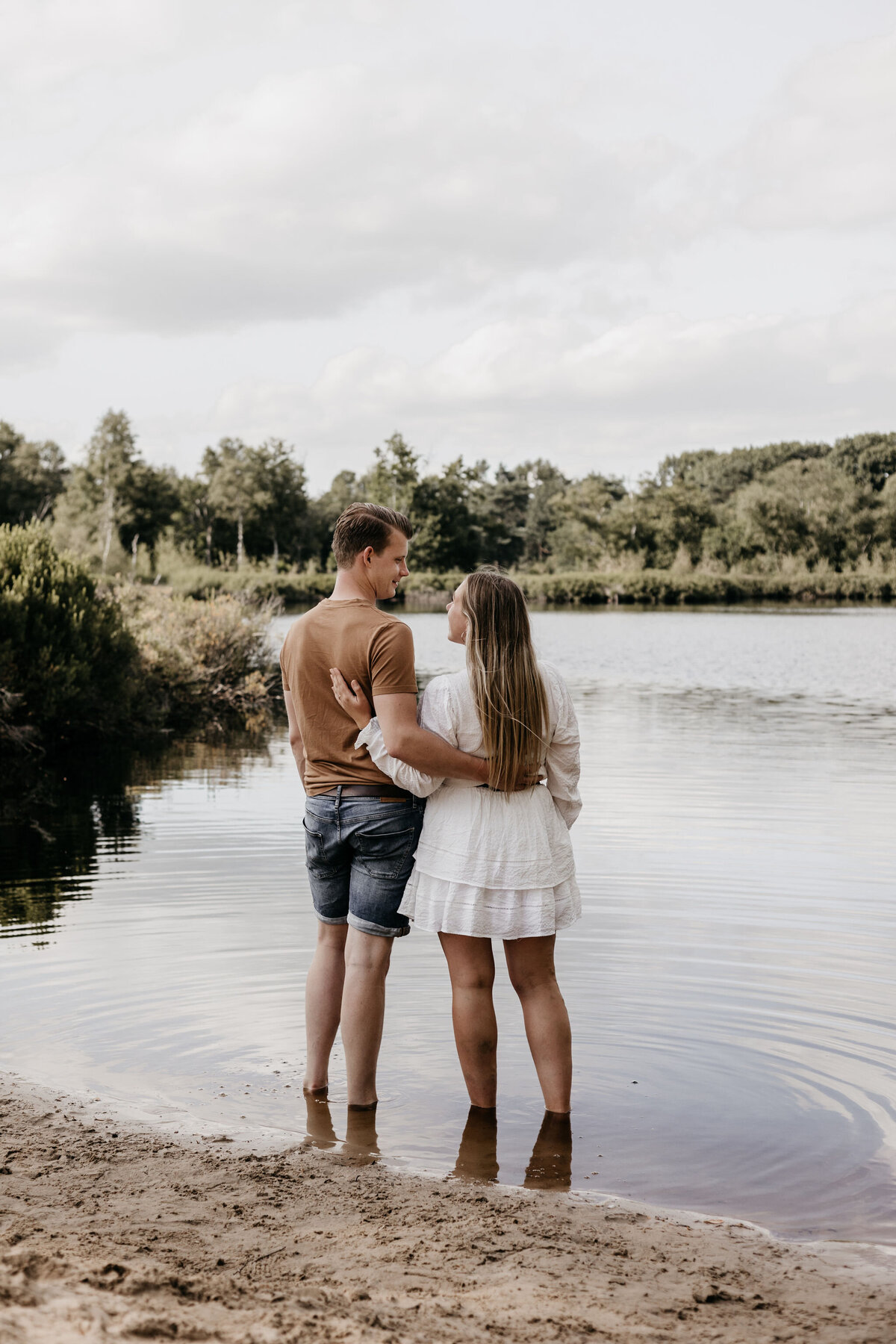 Mark en Nathalia in het water tijdens de gezinsshoot in Drenthe